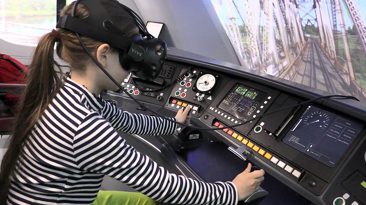 Симулятор управления поезда в кабине дает возможность совершить увлекательное путешествие по маршрутам МЦД-1 и МЦД-2.